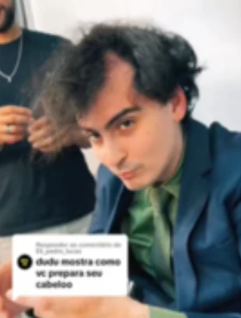 Dudu Camargo no cabeleireiro, com os fios afastados e a região frontal exposta.
