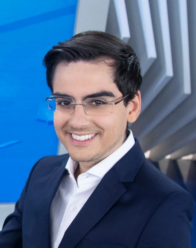Dudu Camargo em foto de divulgação do Balanço Geral, com cabelo escuro penteado e linha frontal visível.