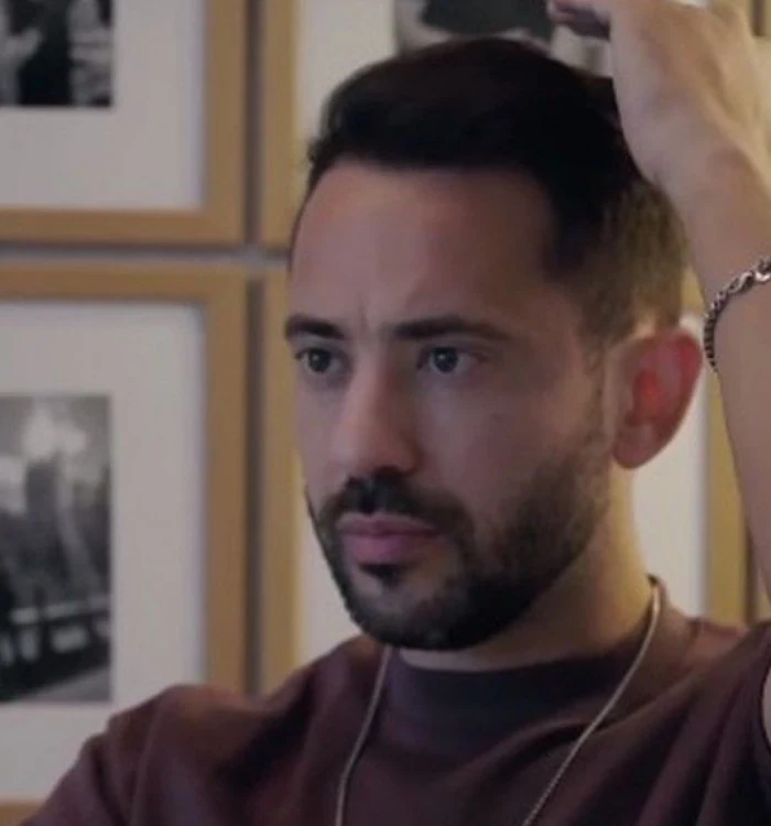 Everton Ribeiro com cabelo crescido no vídeo em que anunciou o transplante, em julho de 2023.