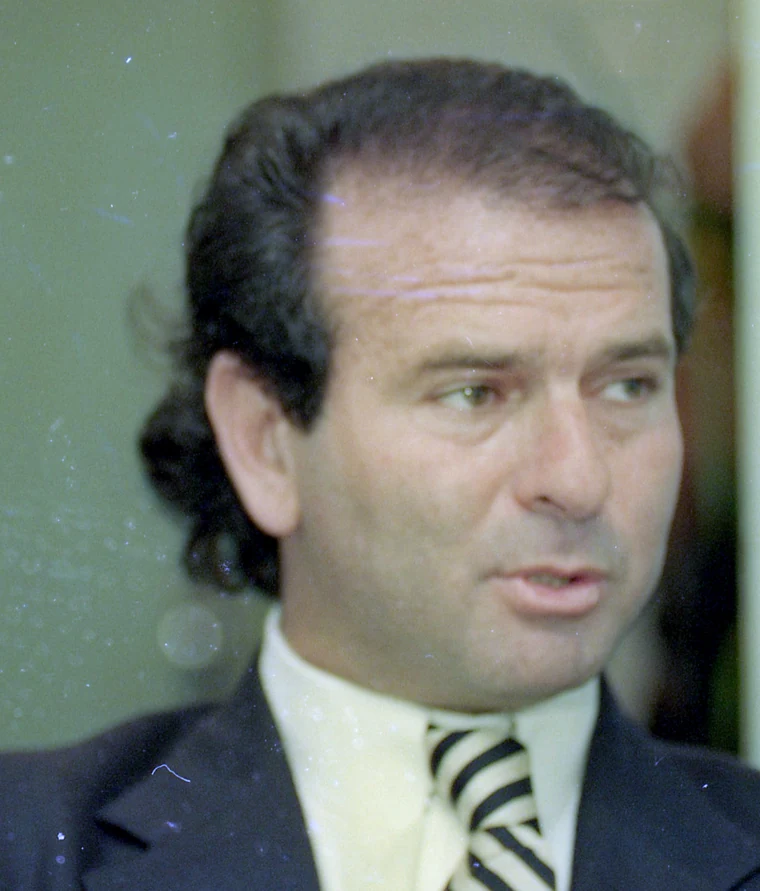Luiz Fux em entrevista em 1994, com entradas e couro cabeludo visível na região frontal.