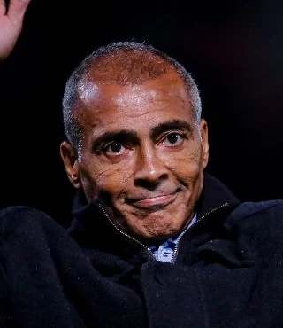 Romário com cabelo grisalho curto e região frontal exposta, em foto anterior ao transplante.