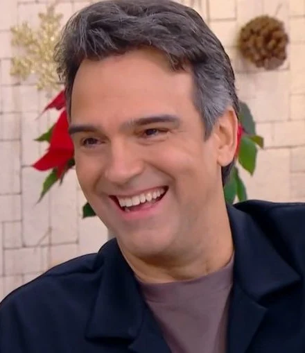 Tadeu Schmidt no Mais Você em 2025, com cabelo grisalho cobrindo a linha frontal.