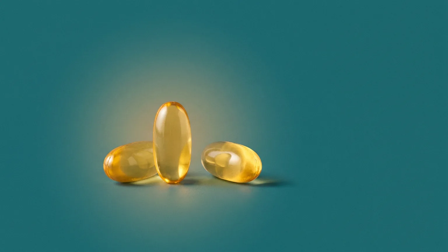 Cápsula representando biotina sobre fundo teal homogeneo, terapia injetavel de nutrientes