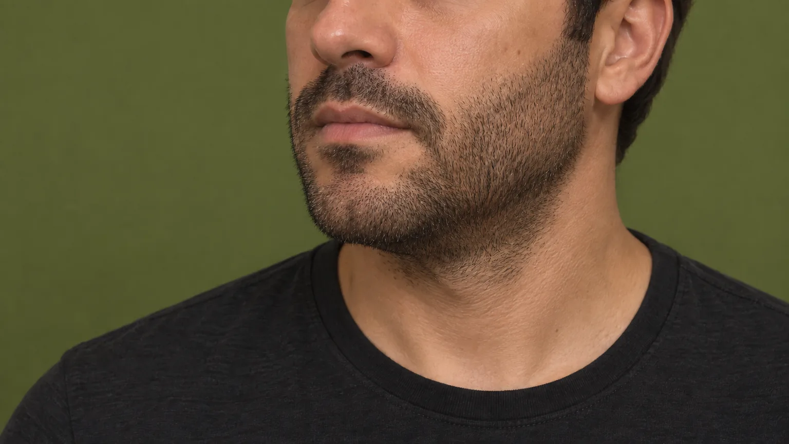 Ilustração de barba por fazer longa, com fios curtos distribuídos pelas bochechas e pelo queixo.