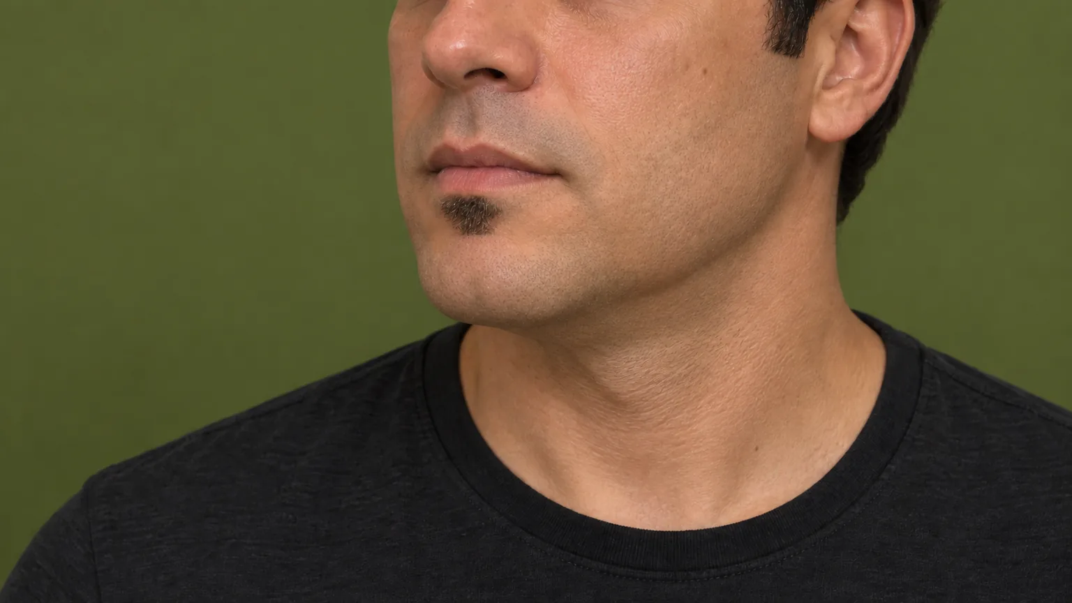 Pequeno tufo de pelos sob o lábio inferior, sem bigode, com queixo e bochechas barbeados.