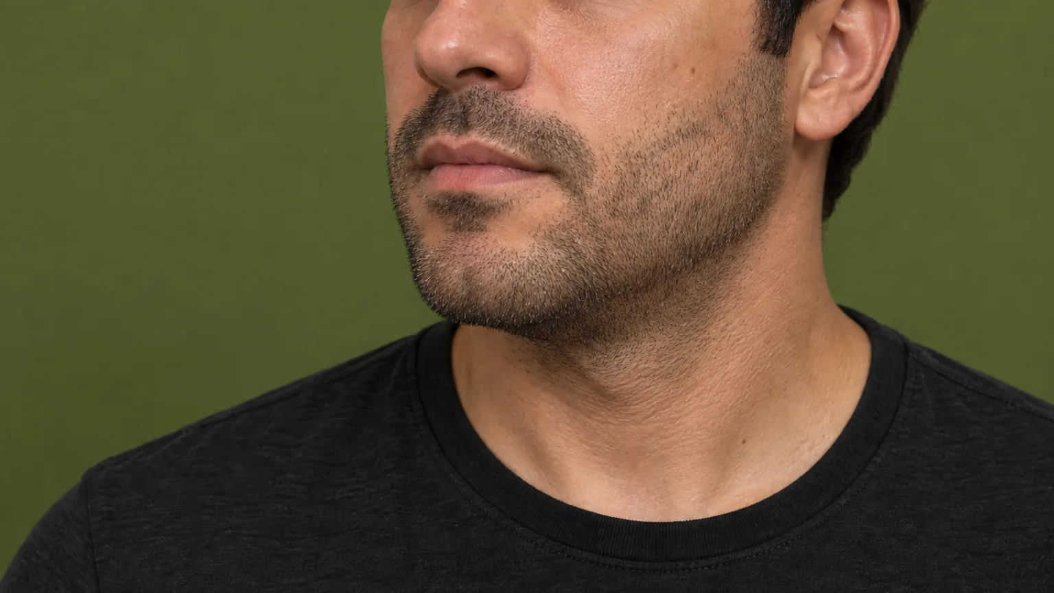 Ilustração de barba curta uniforme com diferenças naturais de densidade nas bochechas.