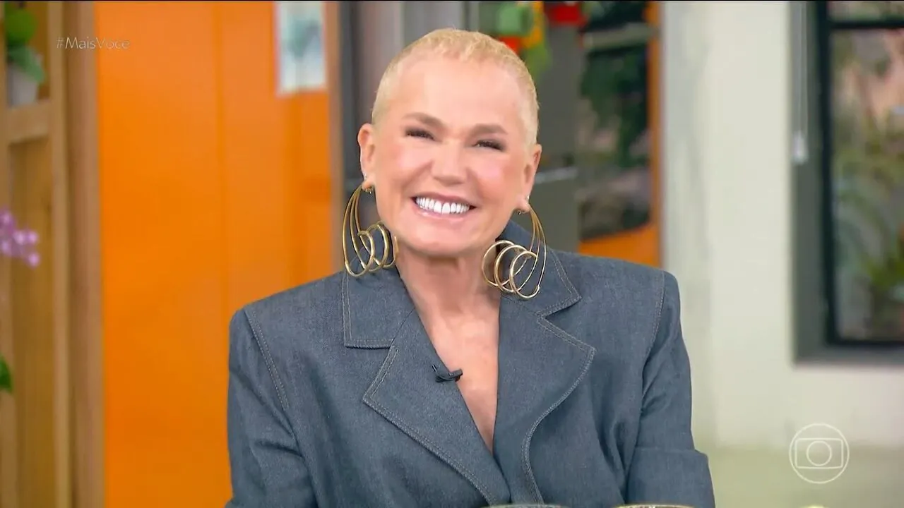 Xuxa no estúdio do Mais Você, com cabelo curto e a linha frontal visível, durante entrevista sobre o transplante capilar.