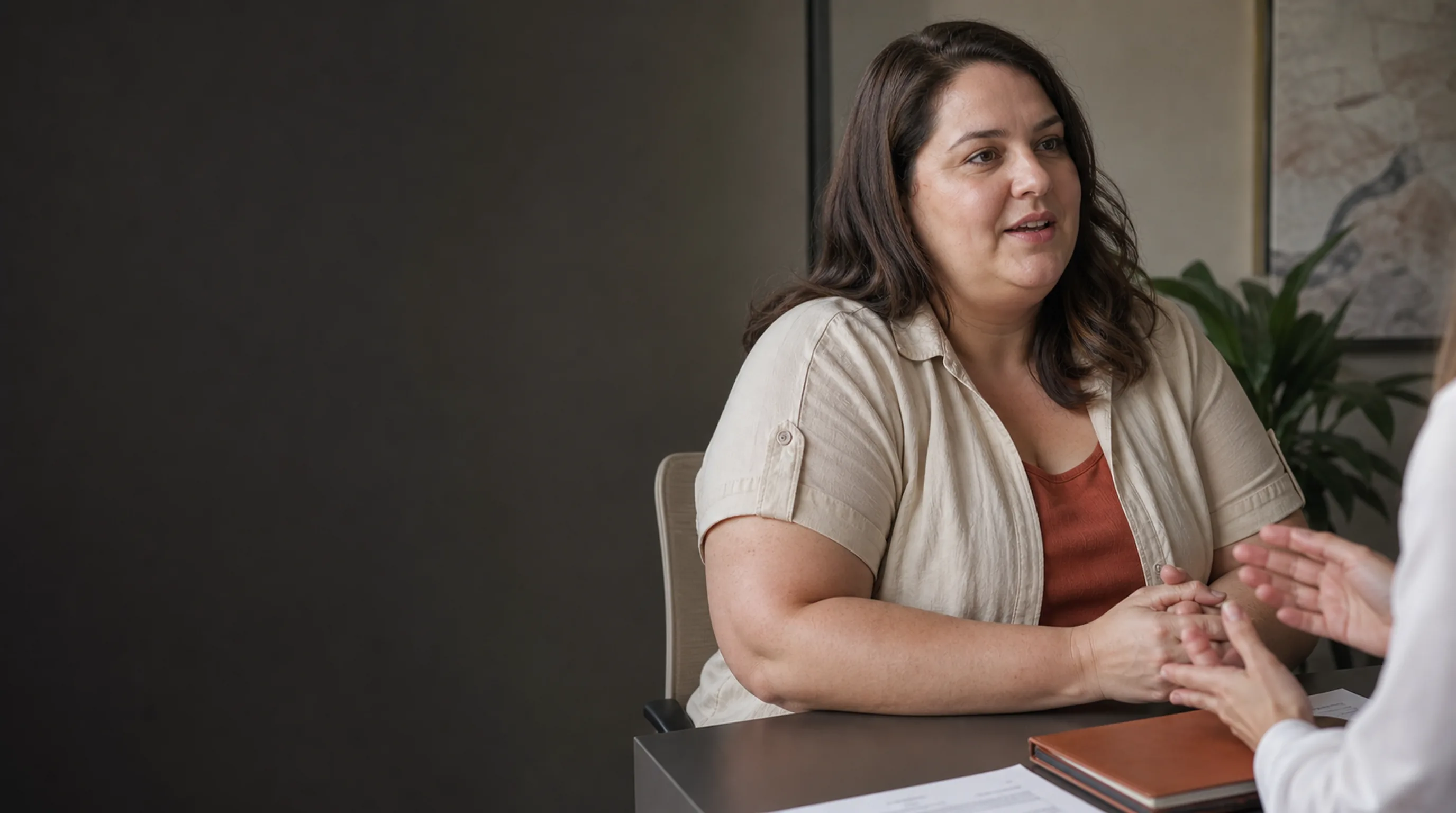 Pessoa adulta com corpo maior em consulta médica individualizada sobre obesidade