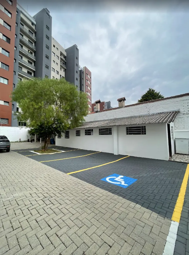 Área externa e estacionamento da Clínica Renasce